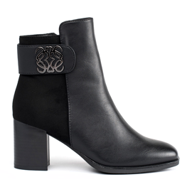 Botines negros de tacón con tira decorativa