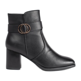 Botines negros con punta cuadrada
