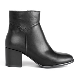 Botines negros en el poste Sergio Leone