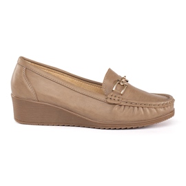 Mocasines de mujer beige con hebilla.