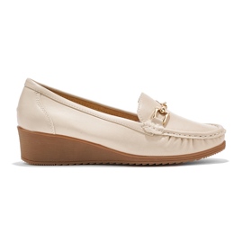 Mocasines de mujer beige con hebilla.