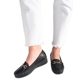 Mocasines de mujer negros con hebilla.