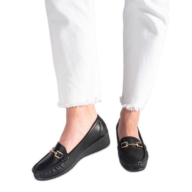 Mocasines de mujer negros con hebilla.