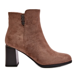 Botas de mujer de ante ecológico aisladas con tacón alto y cierre con cremallera, marrón Erillia beige