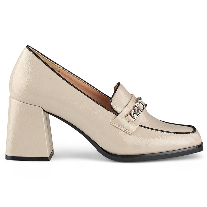 Zapatos beige elegantes de charol con tacones altos.