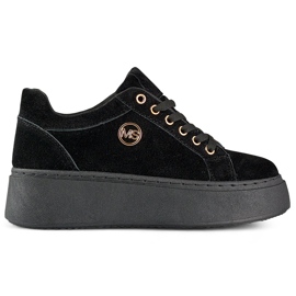 Zapatillas de mujer negras con suela gruesa. negro