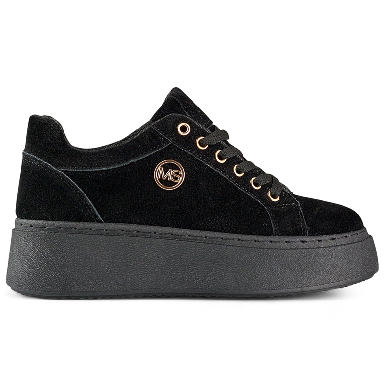 Zapatillas de mujer negras con suela gruesa. negro