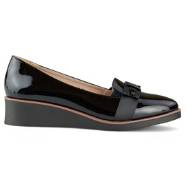 Zapatos de mujer charol negro con cuña baja.