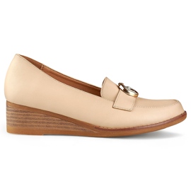 Zapatos de mujer beige con cuña baja.