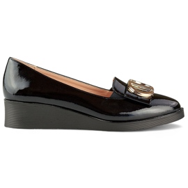 Elegantes zapatos de charol negro con decoración en cuña baja.