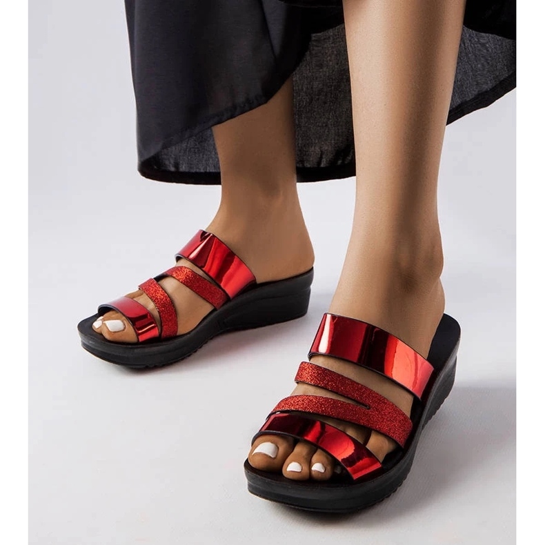 Zapatos de tacón elegantes de charol negro