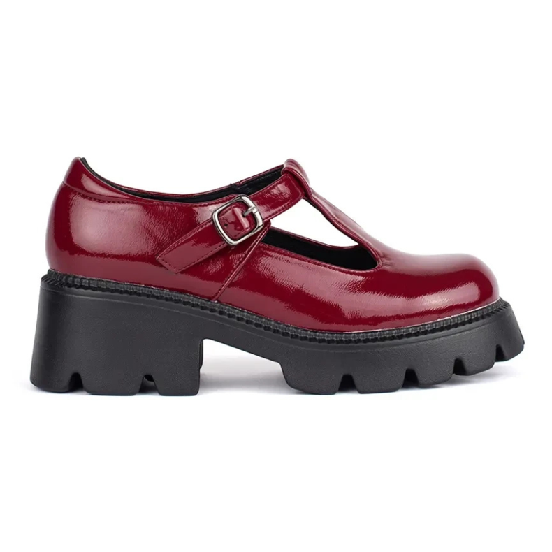 Zapatos de mujer de charol burdeos con plataforma. rojo