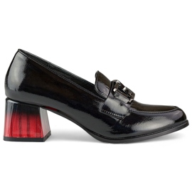 Zapatos de mujer elegantes negros con tacón rojo, salones de charol.