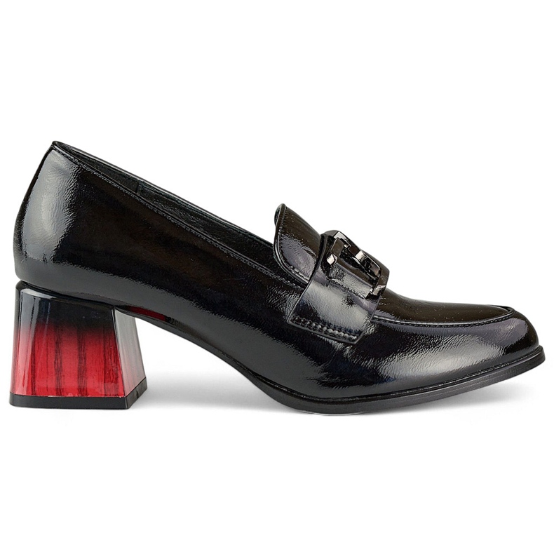 Zapatos de mujer elegantes negros con tacón rojo, salones de charol.