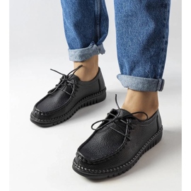 Marroquinería negra para mujer con suela gruesa, piel natural. negro
