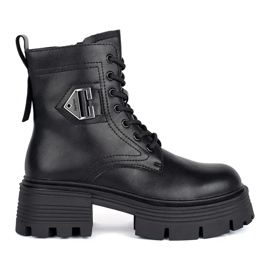 Botas negras de piel con suela gruesa. negro