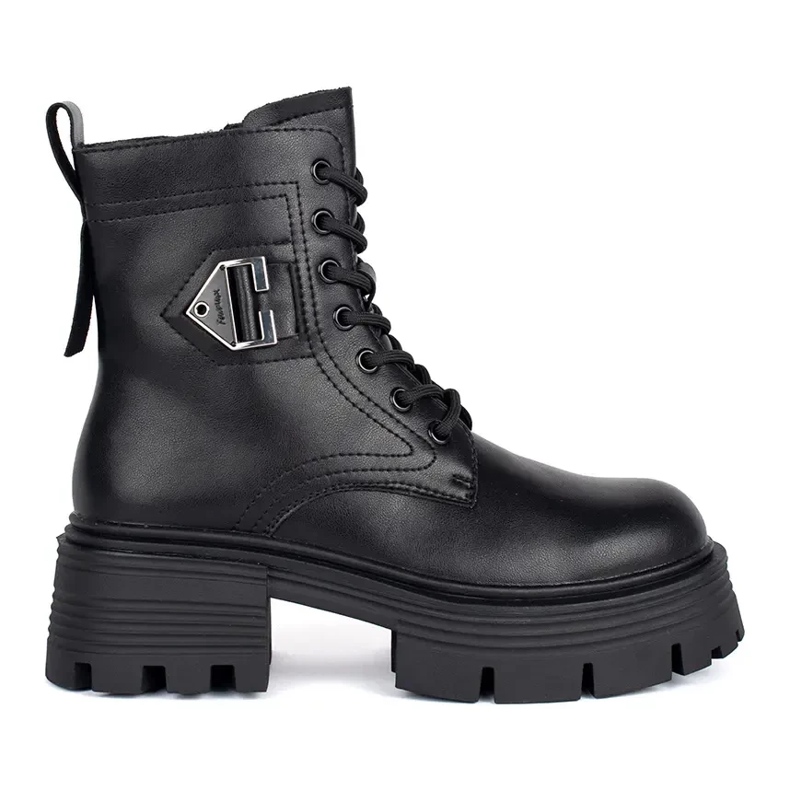 Botas negras de piel con suela gruesa. negro