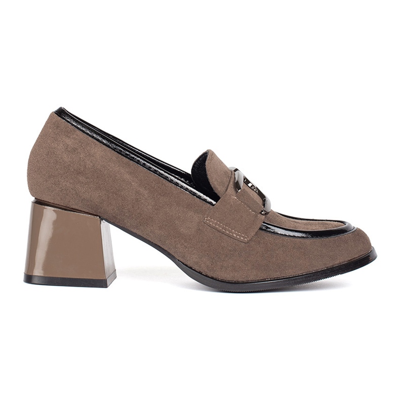 Zapatos de ante beige con tacón grueso.