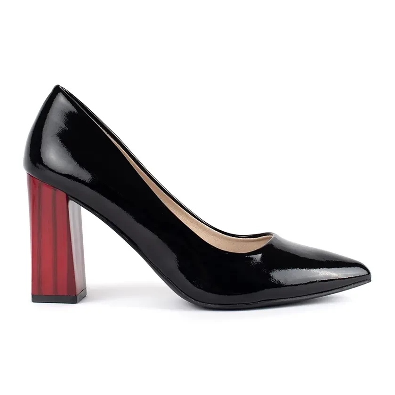 Elegantes zapatos de salón de tacón alto charol negro.