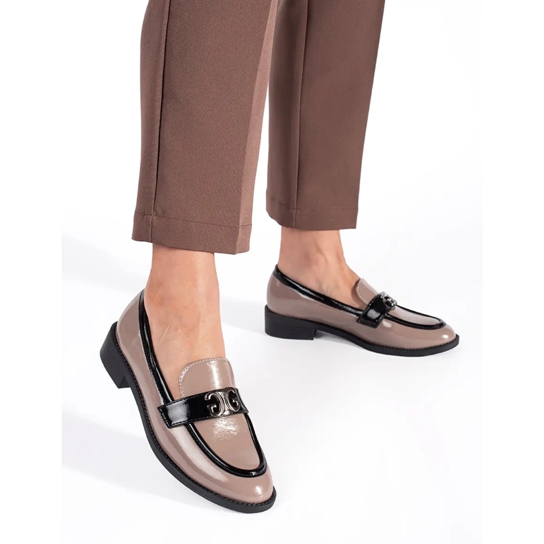 Mocasines de mujer charol beige y negro.