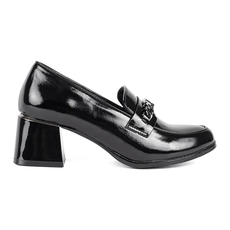Zapatos negros de tacón para mujer.
