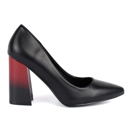 Zapatos negros de mujer en el poste