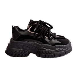 Zapatillas deportivas femeninas en una suela negra masiva negro Zapatillas deportivas femeninas en una suela negra masiva negro