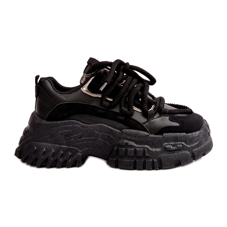 Zapatillas deportivas femeninas en una suela negra masiva negro Zapatillas deportivas femeninas en una suela negra masiva negro