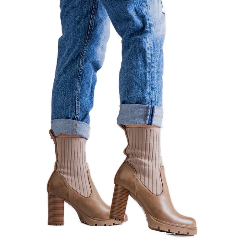 Botines beige oscuro confeccionados en ecopiel Asera Botines beige oscuro confeccionados en ecopiel Asera