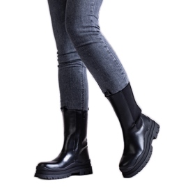 Botines negros con suela maciza de Naema.