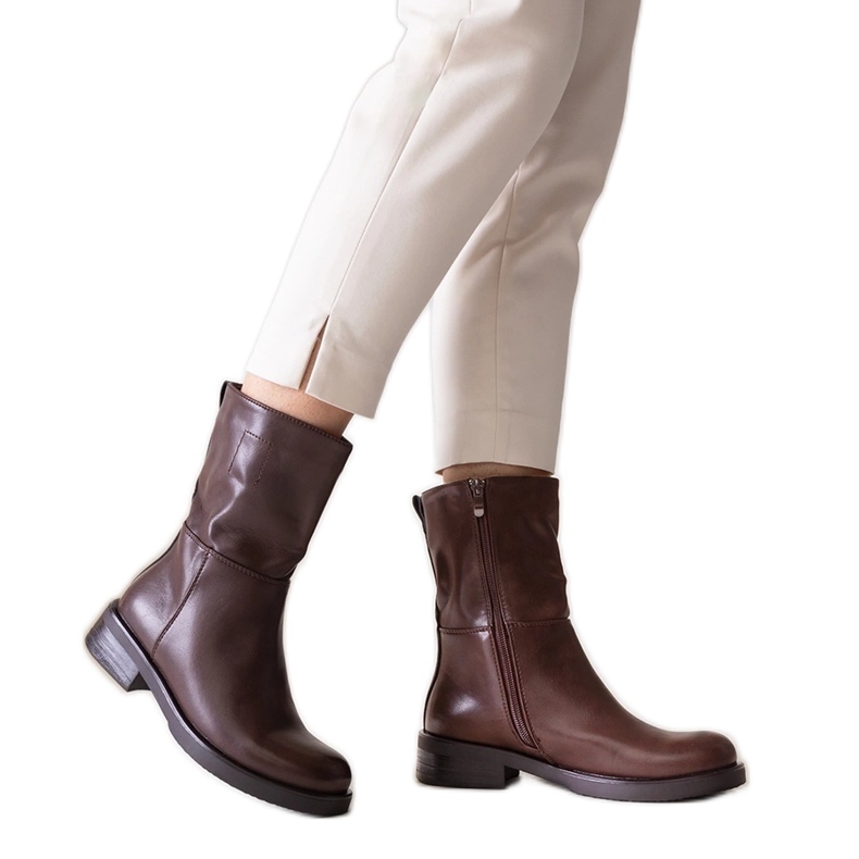 Botines clásicos marrones confeccionados en ecopiel Atiena marrón Botines clásicos marrones confeccionados en ecopiel Atiena marrón