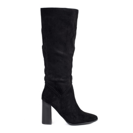 Botas de mujer de ante negro.