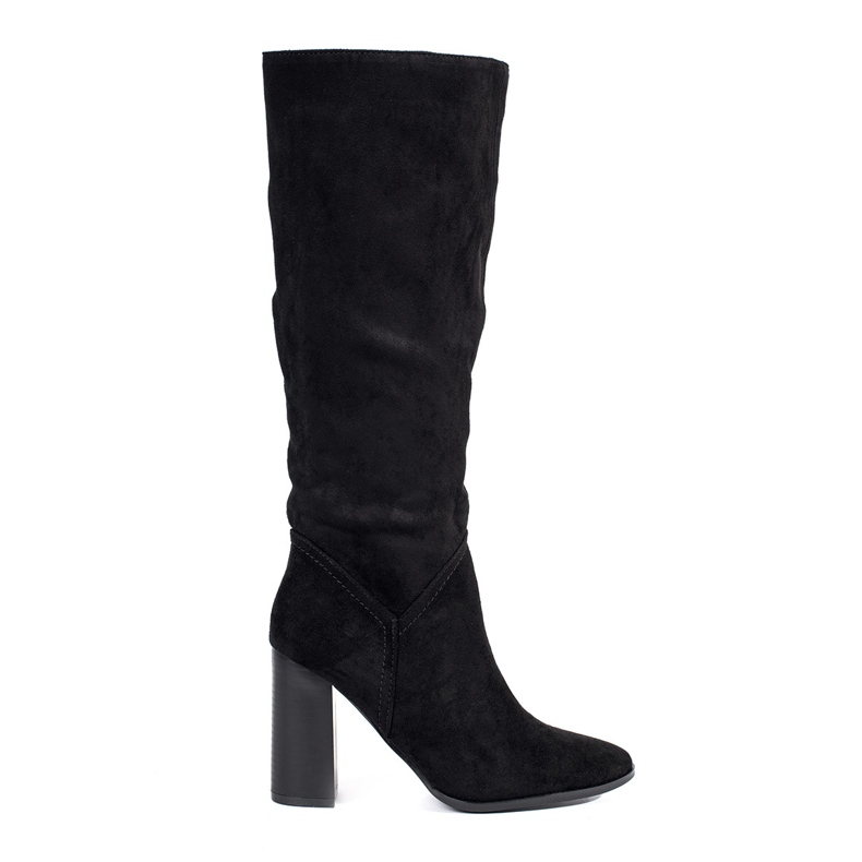 Botas de mujer de ante negro.