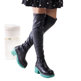 Botas aislantes negras con un enorme bloque Meragomi negro