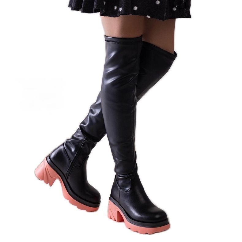 Botas aislantes negras con un enorme bloque Meragomi negro
