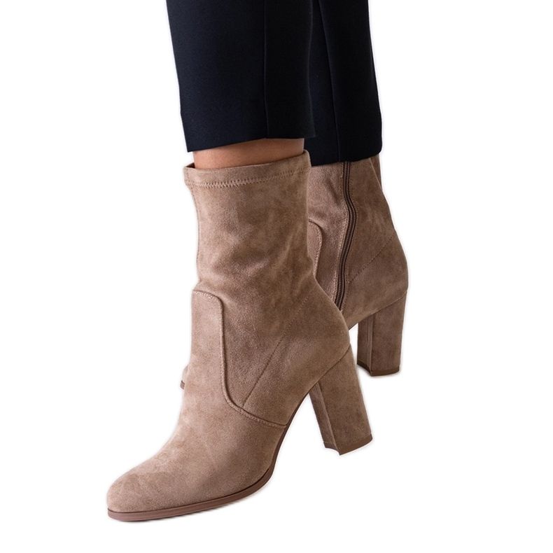 Botines beige ajustados de tacón en ante ecológico de Haner Botines beige ajustados de tacón en ante ecológico de Haner