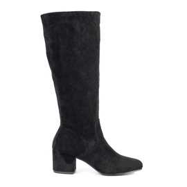 Botas de mujer de ante negro en el poste.