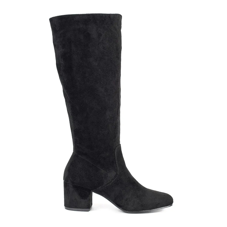 Botas de mujer de ante negro en el poste.