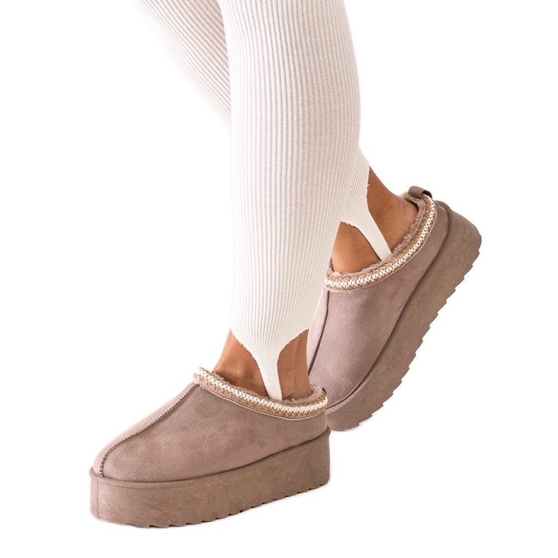 Zapatillas beige oscuro decoradas con bordados sobre plataforma alta de Luanela