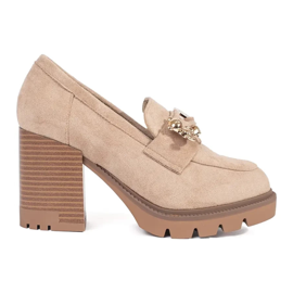 Seastar Zapatos de mujer beige de ante con tacón y decoración metálica.