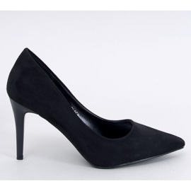 Tacones altos de ante negro.