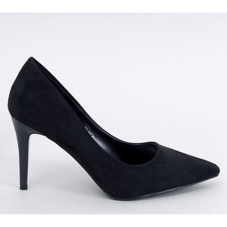 Tacones altos de ante negro.