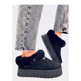 Botas de nieve negras con pelo. negro