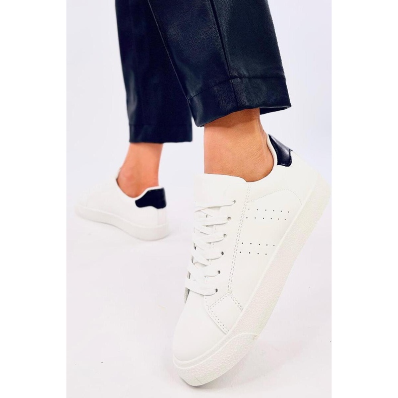 Zapatillas negras de mujer. blanco