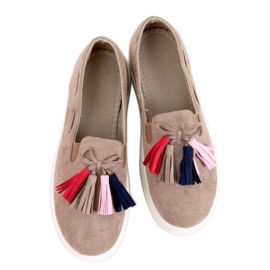 Deportivas caqui de otoño con flecos beige