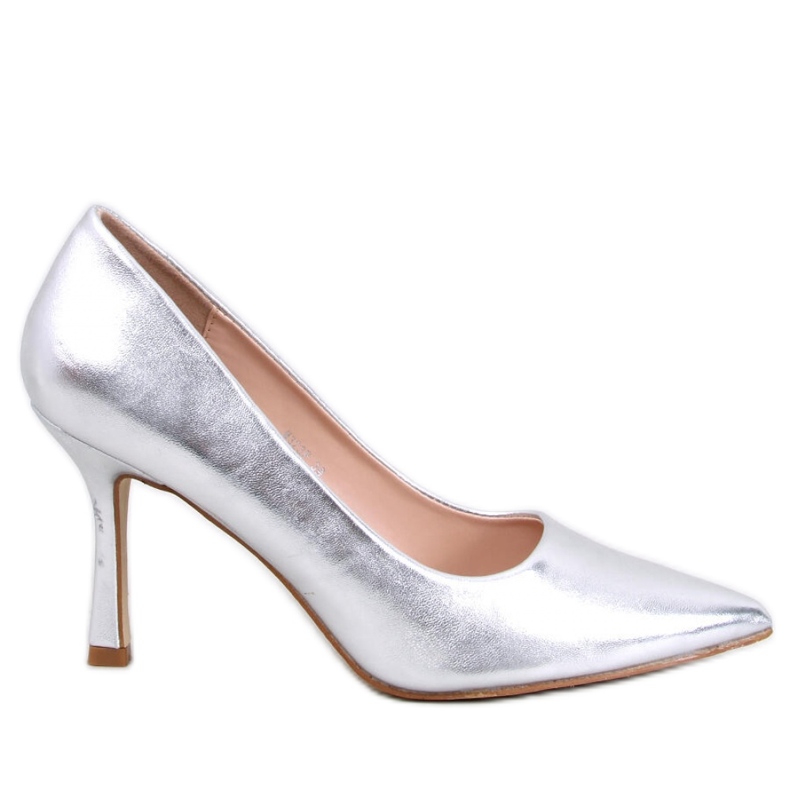 Tacones altos de mujer plateados. gris Tacones altos de mujer plateados. gris