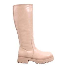 Botas beige con suela gruesa.