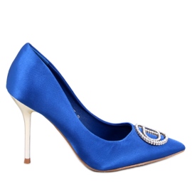 Tacones azules con decoración de cristal.