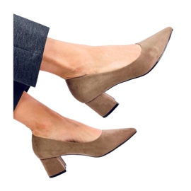 Zapatos de salón caqui de tacón bajo marrón