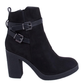 Botas negras de tacón negro